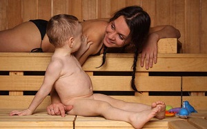 ребенок и мама в сауне